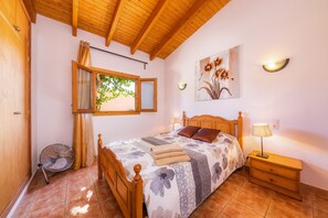 3 bedrooms, iron/ironing board, free WiFi, bed sheets