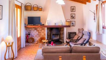 Fernseher, Kamin, Tischtennisplatte, Stereoanlage