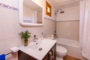 Baignoire, articles de toilette gratuits, sèche-cheveux