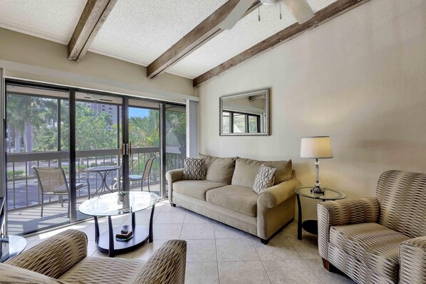 콘도, 킹사이즈침대 1개 및 소파베드 (Inland condo with pool and steps to b) | 거실