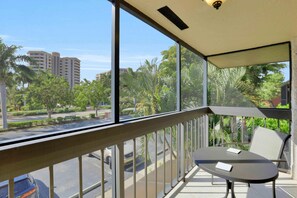 콘도, 킹사이즈침대 1개 및 소파베드 (Inland condo with pool and steps to b) | 발코니