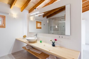Regadera, amenidades de baño gratuitas, secadora de cabello, toallas 