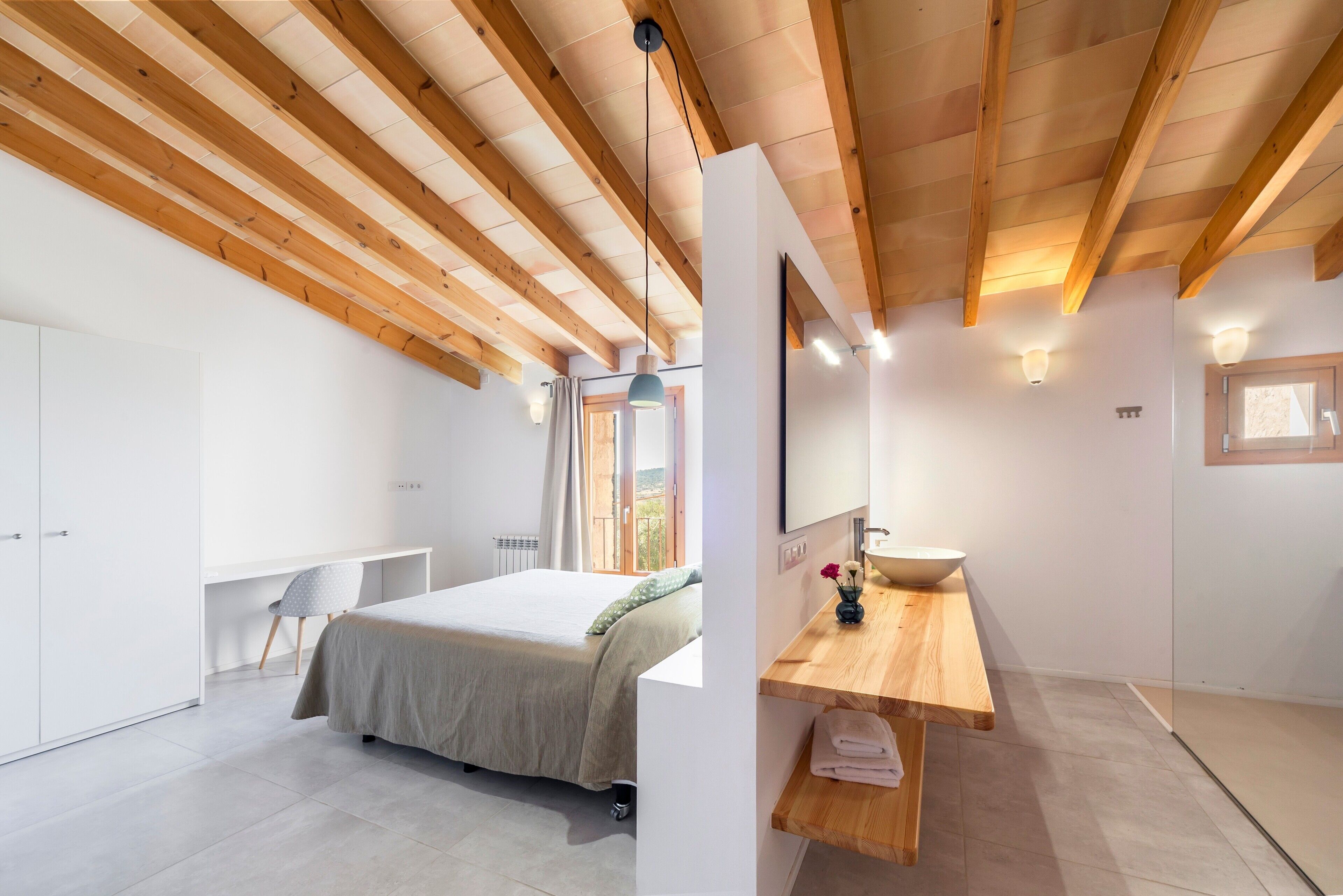 6 bedrooms, iron/ironing board, free WiFi, bed sheets