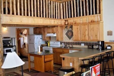 Grandview Lodge-20 minutes to YNP, Sleeps 14-Wifi
