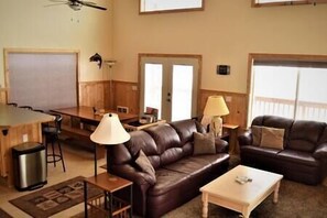 TV, fireplace, video game console, DVD player - Grandview Lodge-20 minutes to YNP, Sleeps 14-Wifi (Fremont County)