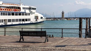 Un ferry amarrado en un muelle, con un banco al frente.