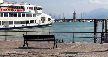 Stylish apartment with terrace "Lm House - Bilocale Orchidea"