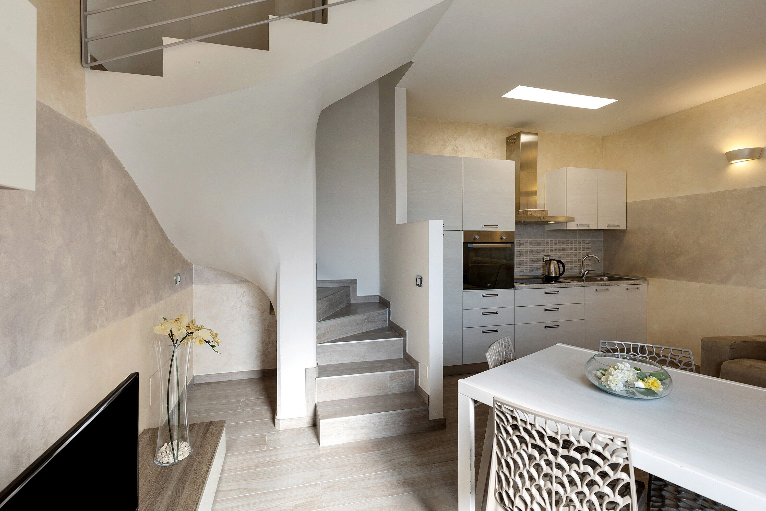 Frigorifero, forno, piano cottura, bollitore elettrico