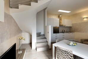 Frigorifero, forno, piano cottura, bollitore elettrico