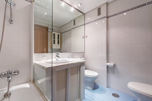 Badewanne, Haartrockner, Handtücher
