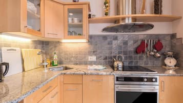 Fridge, oven, stovetop, dishwasher