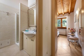 Dusche, kostenlose Toilettenartikel, Haartrockner, Handtücher