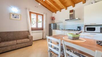 Kühlschrank, Mikrowelle, Herdplatte, Wasserkocher mit Kaffee-/Teezubehör