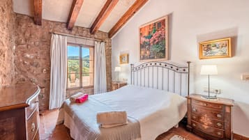 6 bedrooms, iron/ironing board, free WiFi, bed sheets