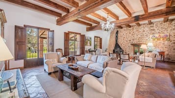 TV, lareira, DVD player, aparelho de som