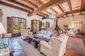 Televisión, chimenea, reproductor de DVD, estéreo