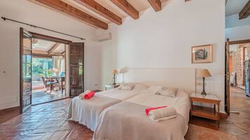 6 bedrooms, iron/ironing board, free WiFi, bed sheets