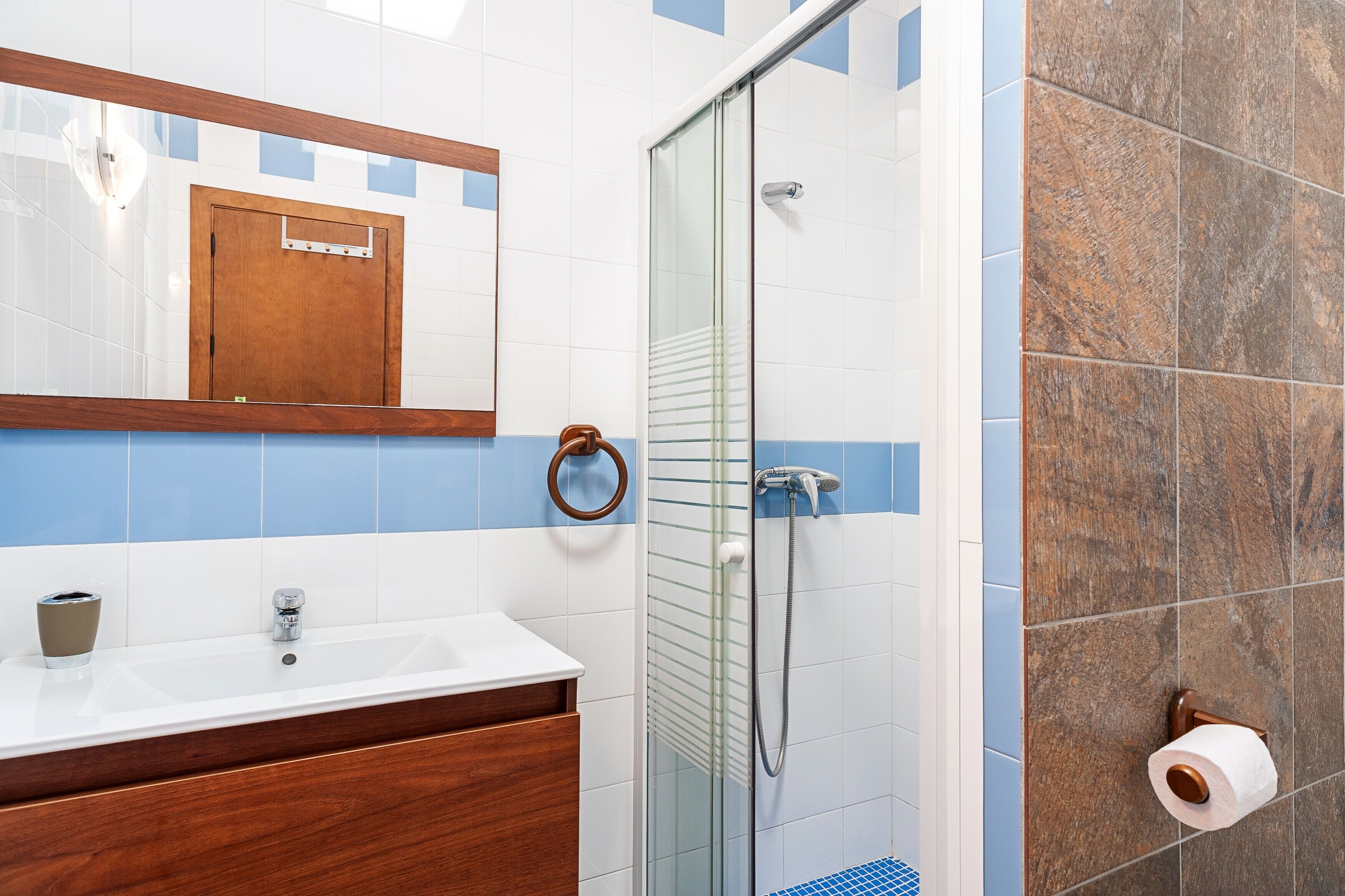 Shower, free toiletries, hair dryer, towels
