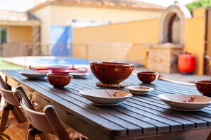 Outdoor dining - Air-Conditioned Home with Large Pool, Terrace, Garden & Wi-Fi; Pets Allowed, Parking Available (Conil de la Frontera)