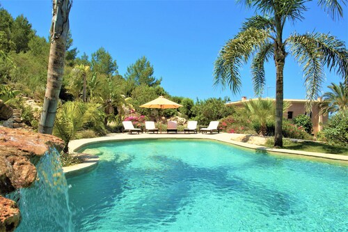 Fantastic Luxury Villa with Guest House, Wi-Fi, Pool, Garden, and Stunning Sea Views