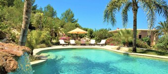 Fantastic Luxury Villa with Guest House, Wi-Fi, Pool, Garden, and Stunning Sea Views