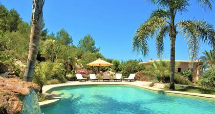 Superbe villa de luxe avec maison dâamis, Wi-Fi, piscine, jardin et vues mer exceptionnelles