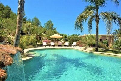 Fantastic Luxury Villa with Guest House, Wi-Fi, Pool, Garden, and Stunning Sea Views