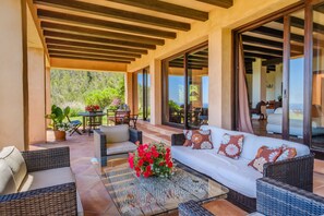 Outdoor dining - Fantastic Luxury Villa with Guest House, Wi-Fi, Pool, Garden, and Stunning Sea Views (Santa Eulalia del Río)