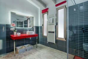 Bathtub, hair dryer, towels