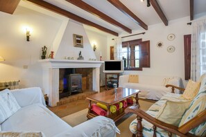 Televisie, een open haard, een dvd-speler en een tafeltennistafel