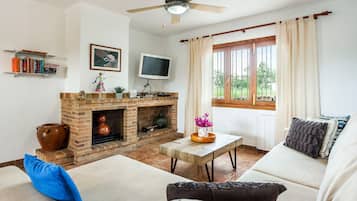 Fernseher, Kamin, Tischtennisplatte