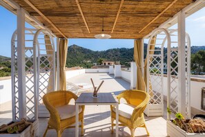 Outdoor dining - Apartment Close to the Beach with Pool Access, Private Terrace, Air Conditioning and Wi-Fi (Canyamel)