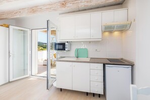 Een koelkast, een magnetron, een kookplaat