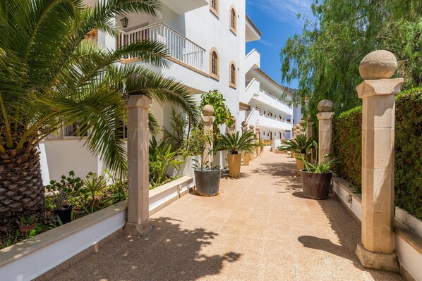Property grounds - Apartment Close to the Beach with Pool Access, Private Terrace, Air Conditioning and Wi-Fi (Canyamel)