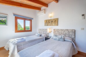 3 makuuhuonetta, silitysrauta/-lauta, ilmainen Wi-Fi, vuodevaatteet