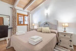3 bedrooms, iron/ironing board, free WiFi, bed sheets