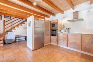 ثلاجة، ميكروويف، فرن، موقد طهي مسطح