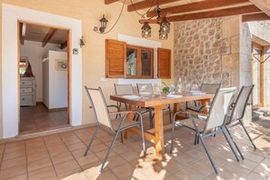 تناول الطعام بالخارج