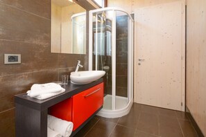 シャワー、ヘアドライヤー、タオル