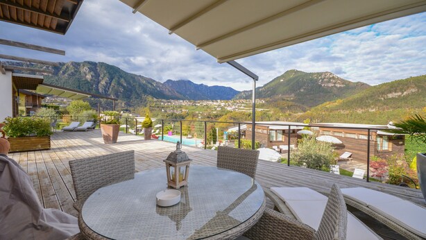 A terrace with wicker furniture, a glass table, and a lantern. - In the hills with panoramic views – Apartment GeoResort A4 (Tremosine)