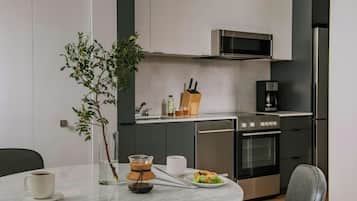 Full-sized fridge, oven, stovetop, dishwasher