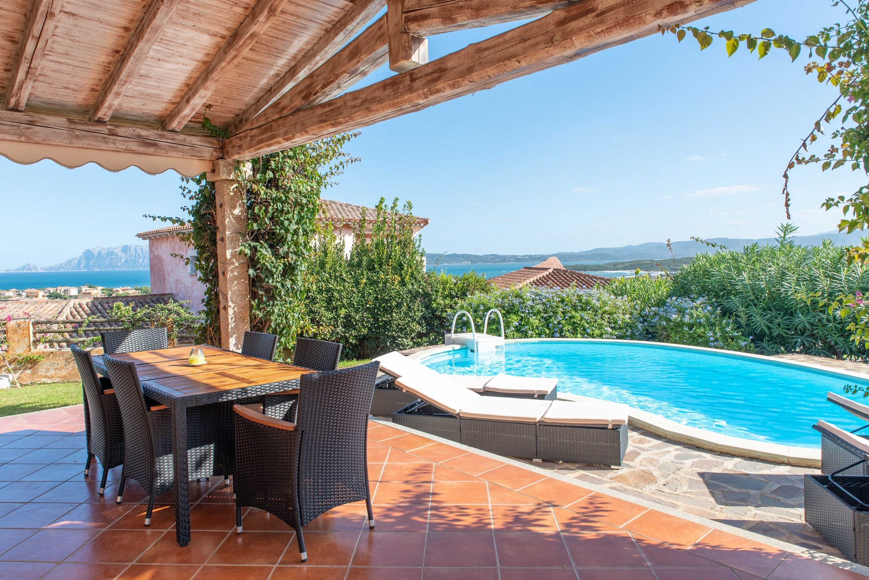 屋外ダイニングエリア