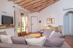 TV, DVD player - Villa "Nicola" with Private Pool and Beautiful Sea View (Olbia)