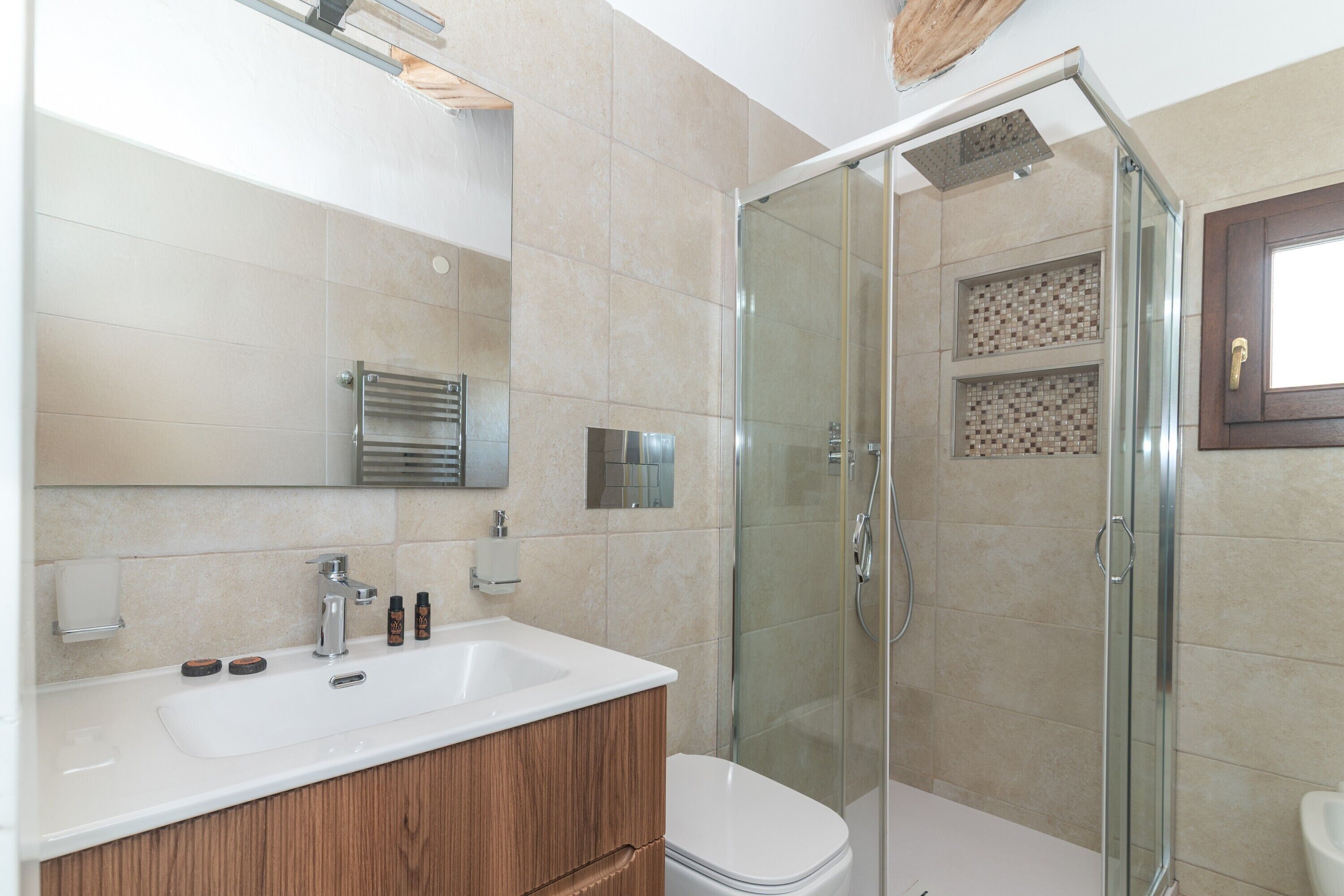 Douche, sèche-cheveux, serviettes fournies