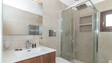 Douche, sĂšche-cheveux, serviettes fournies