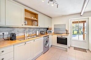 Fridge, microwave, oven, stovetop - Vacation Home "La Petite Maison" at the Vineyard (Villeneuve de Duras)
