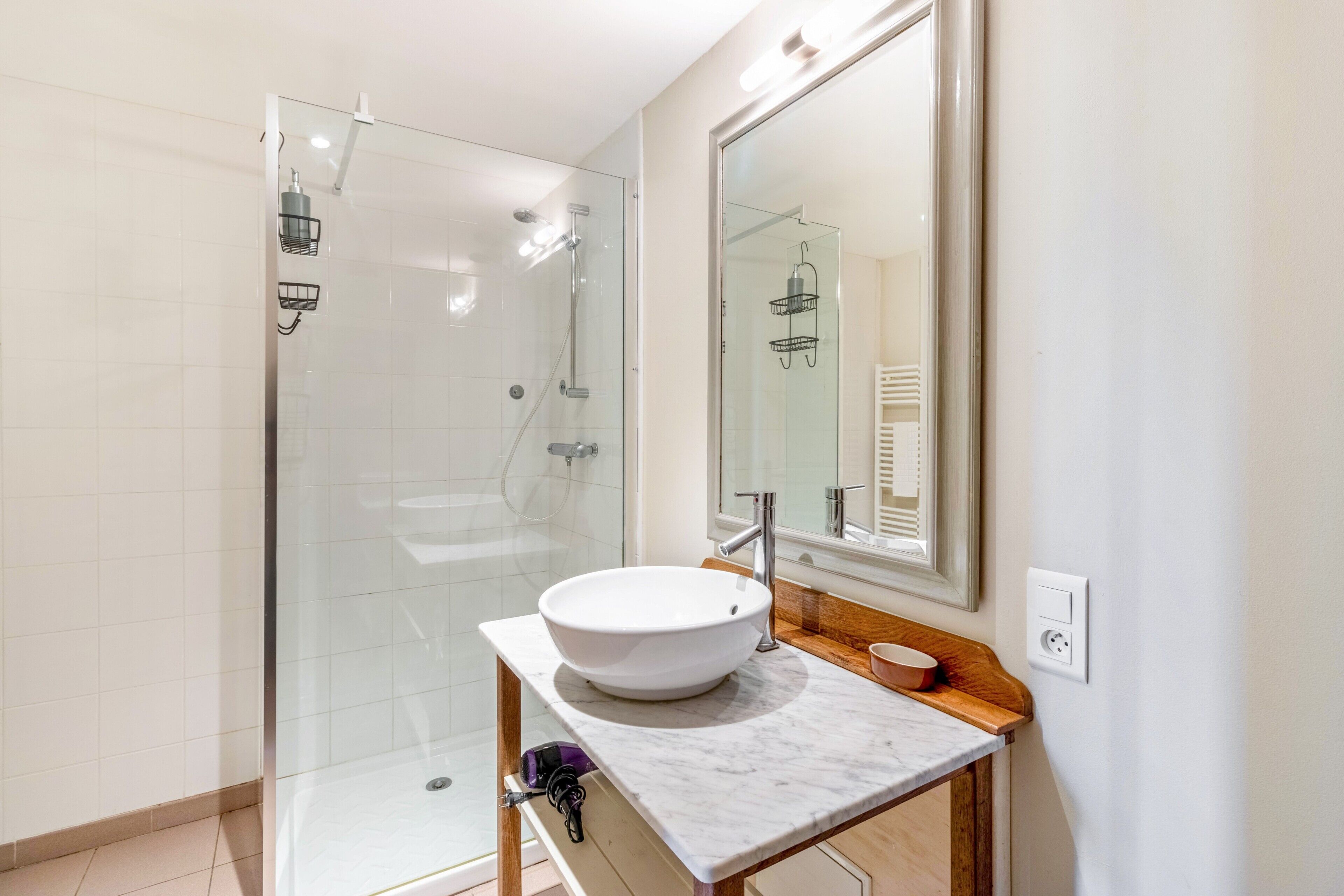 Shower, free toiletries, towels