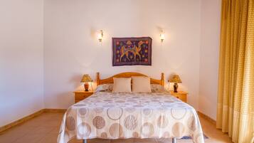 4 bedrooms, iron/ironing board, free WiFi, bed sheets