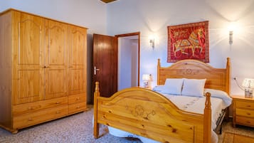 4 bedrooms, iron/ironing board, free WiFi, bed sheets