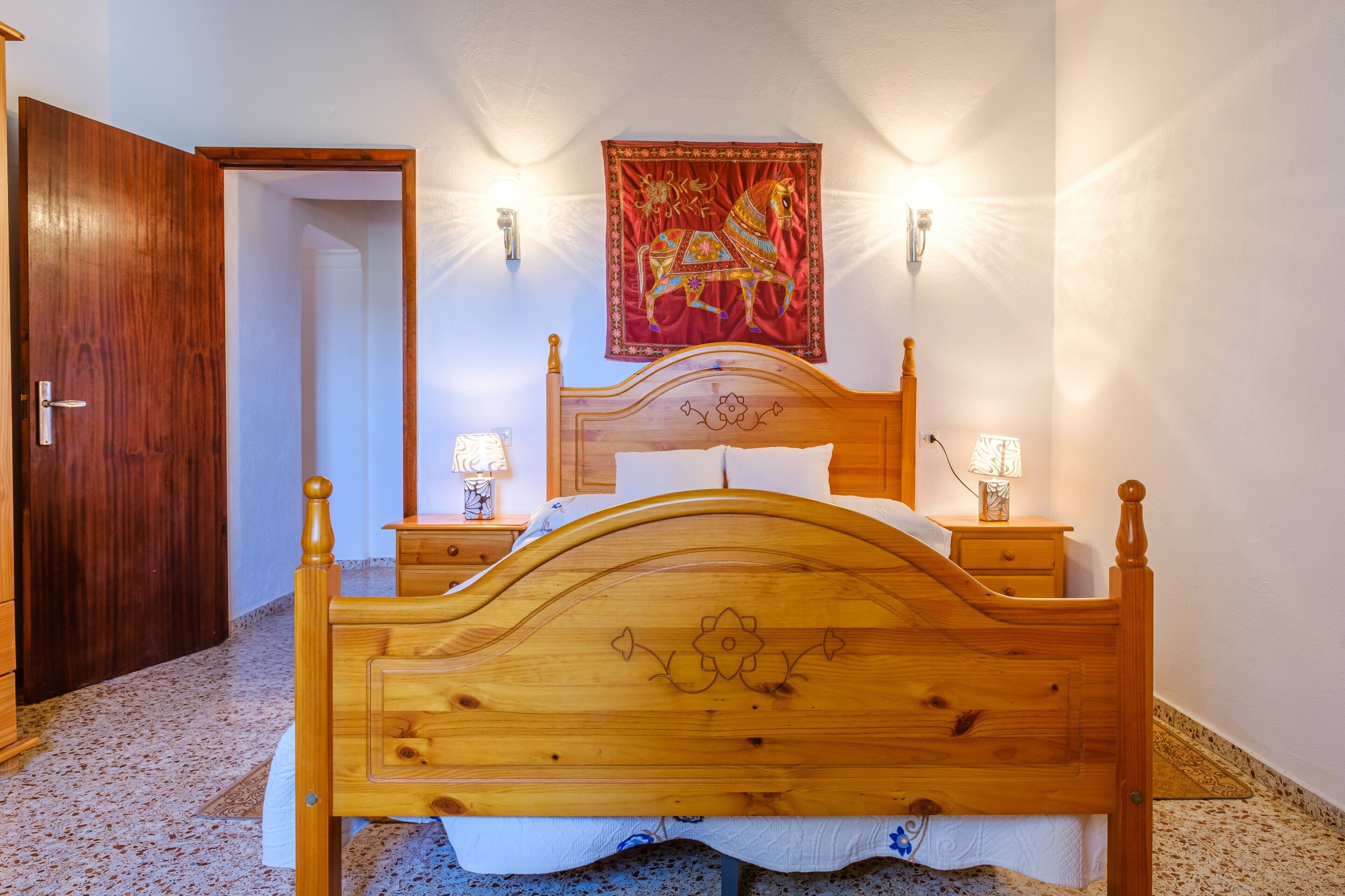 4 makuuhuonetta, silitysrauta/-lauta, ilmainen Wi-Fi, vuodevaatteet